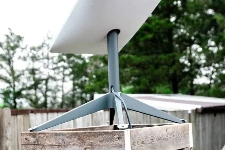 Dish Starlink posé en toiture à Marseille — Adone Services