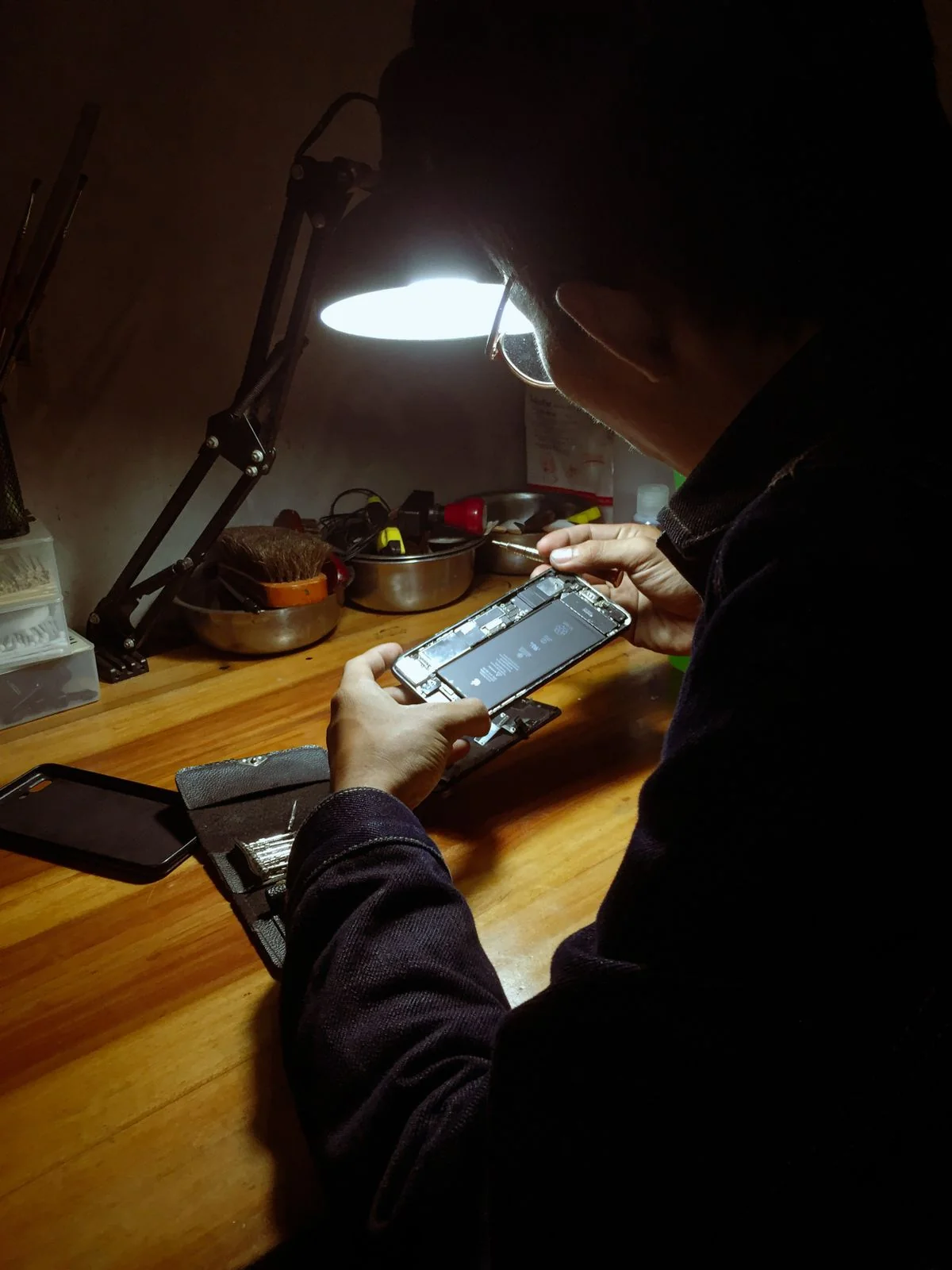 Atelier réparation téléphone Adone Services Marseille