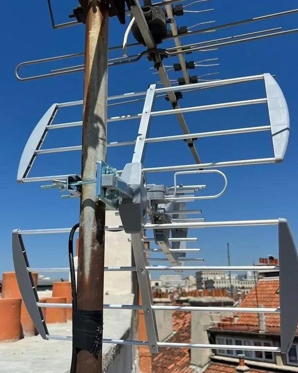 Installation antenne TV en toiture à Marseille — Adone Services
