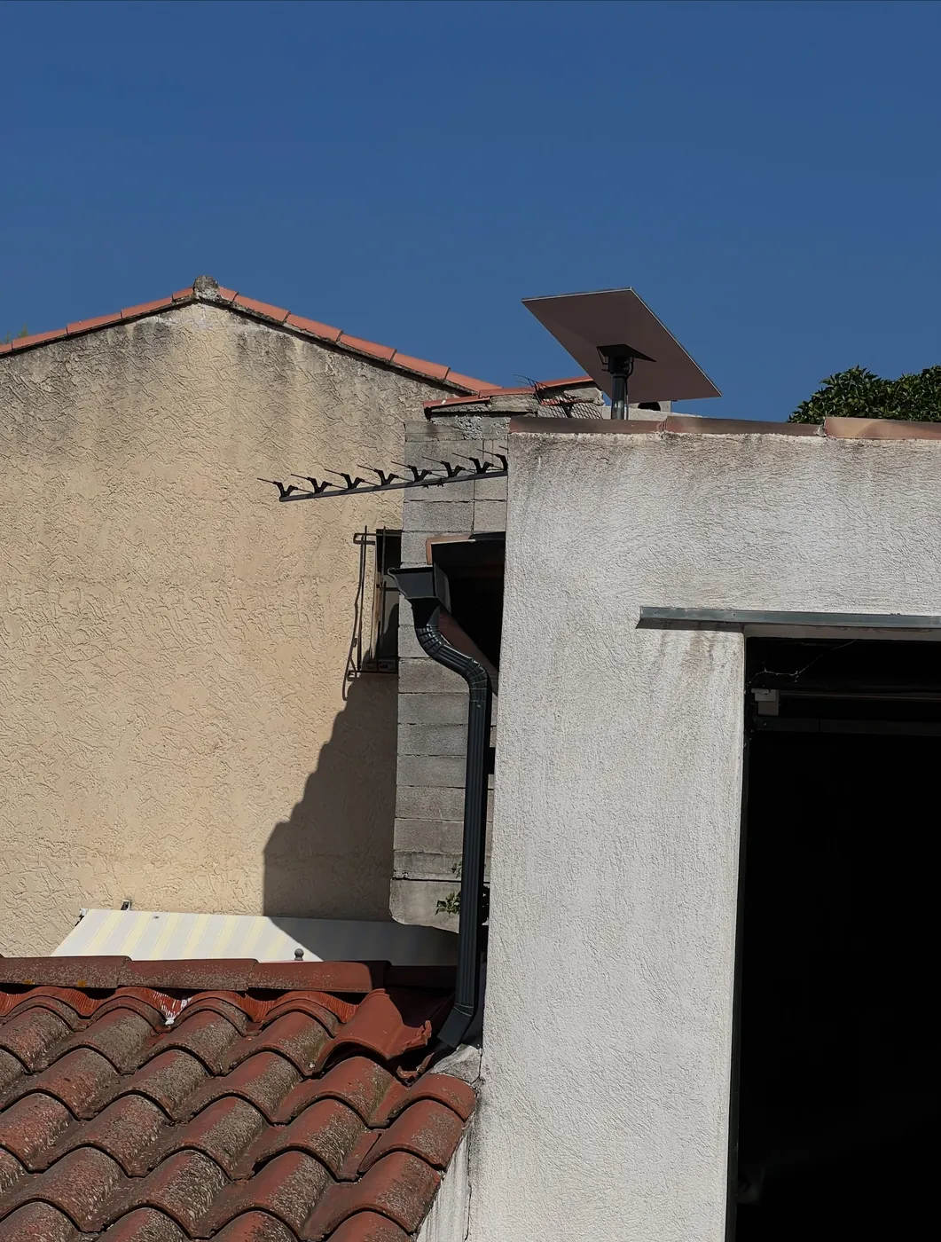 Dish Starlink posé en toiture à Marseille — Adone Services