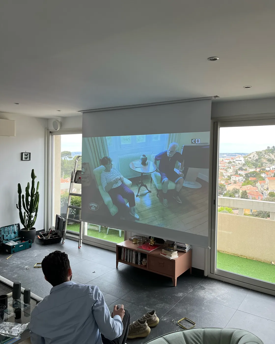 Home cinéma avec vidéoprojecteur installé à Marseille