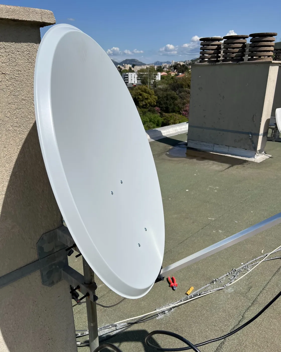 Parabole satellite installée à Marseille