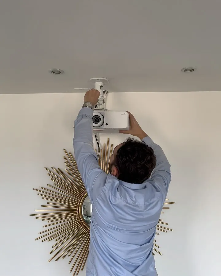 Technicien Adone Services installation vidéoprojecteur