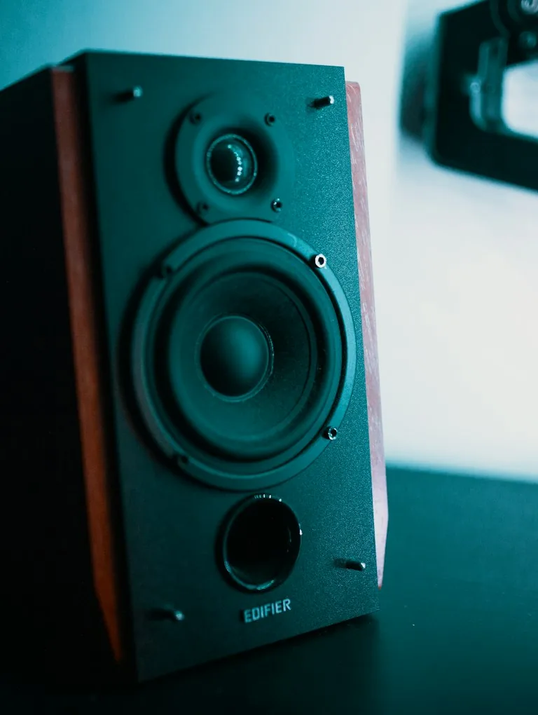 Technicien Adone Services en réparation amplificateur HiFi vintage Marseille