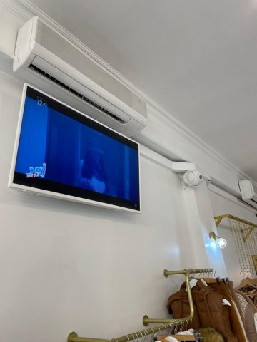 Tv aux bords blancs au mur posé à Marseille 13008