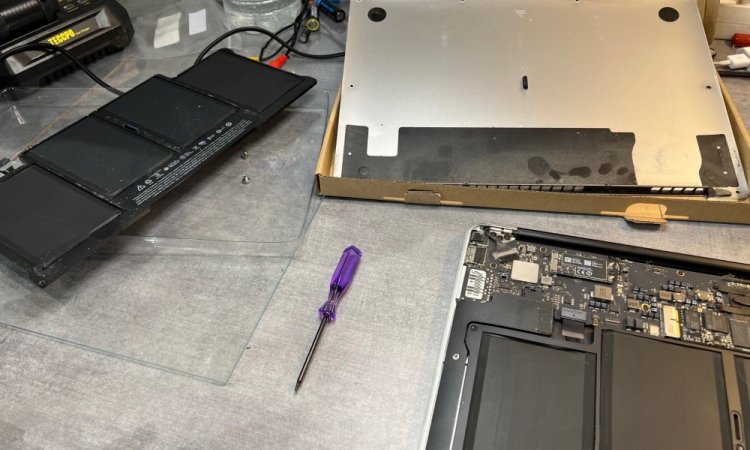 Remplacement batterie MacBook Air pour un étudiant à Marseille batterie remplacé